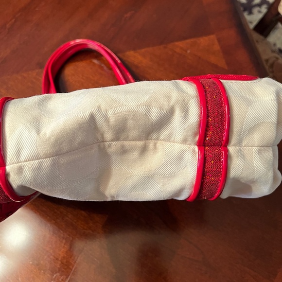 Coach Poppy ‘Rare’ Limited Edition Heart - Picture 10 of 16